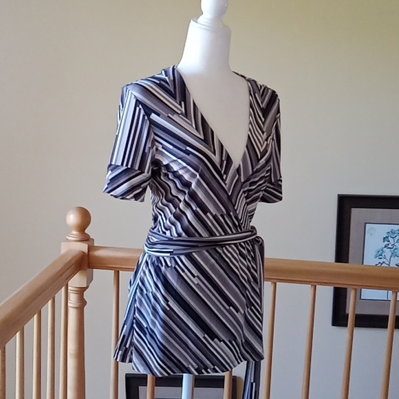 BCBGMaxAzria BCBG wrap style stripe quarter sleeve stretchy blouse top - Picture 3 of 8